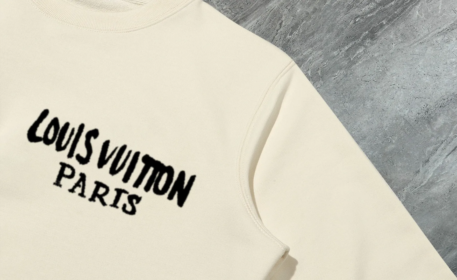 🅿️250 hot style on the shelves🔥❗ 💫〖Louis Vuitton LV〗 Fashionable round neck sweatshirt, casually matched with various styles, it is perfectly handsome😎The whole dress is made of double waistcoats, which makes the whole dress more three-dimensional. Not ordinary factories can do such fine work. The 2025 spring style counters are on sale, exquisite round neck terry sweatshirt, high-end double-strand pure cotton Customized drawstring ribs are dyed in the same vat and are complete with three standards. The chest craftsmanship adopts a simple and elegant pattern on the chest, which is easy to control for any age group! Fit and comfortable! Customized thickened 440g terry sweatshirt fabric, soft and comfortable to the touch, with a three-dimensional shape! 🙌🏻 It’s also very breathable, so it’s a versatile style that can be worn with any outfit! ✔Color: Black White Apricot Size: S M L XL 2XL